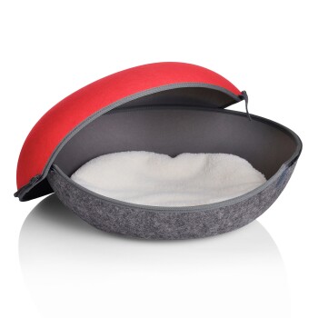 Rotes und graues Haustierbett mit einem weichen weißen Innenraum, teilweise geöffnet, um das gemütliche Futter zu zeigen.