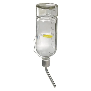 Klare Glaswasserflasche mit Messmarkierungen, gefüllt mit Wasser und einem gelben Objekt, das an einem Metallauslauf befestigt ist.