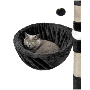 Eine gemütliche schwarze Katzenhängematte mit plüschiger Textur, mit einer Katze, die darin liegt, befestigt an einem Kratzbaum mit einem baumelnden Spielzeug.