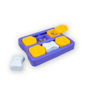Lila Hundepuzzle-Futterspender mit gelben und weißen deckeln in Knochenform und sichtbaren Leckerlis; eingeprägtes Logo an der Seite.
