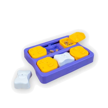 Lila Hundepuzzle-Futterspender mit gelben und weißen deckeln in Knochenform und sichtbaren Leckerlis; eingeprägtes Logo an der Seite.