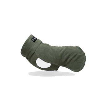 Olivgrüner Fleece-Hundemantel mit Bauchriemen, seitlicher Beinöffnung und schwarzem Label mit Aufdruck 'PA'