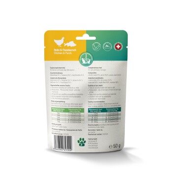 Rückseite des Snacksbeutels mit Aufschrift 'Huhn & Flussbarsch / Chicken & Perch', Zutaten- und Fütterungsangaben, Barcode, Pfotenlogo, 50 g