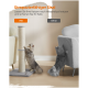 Zwei Katzen, die an einem Sisal-Kratzbaum neben einem Sofa kratzen, mit Text, der die Vorteile des Kratzbaums zum Schutz der Möbel bewirbt.