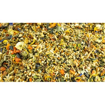 Eine bunte Mischung aus Samen, getrockneten Blumen und Kräutern, ideal für Tierfutter, die verschiedene Texturen und Farben zeigt.