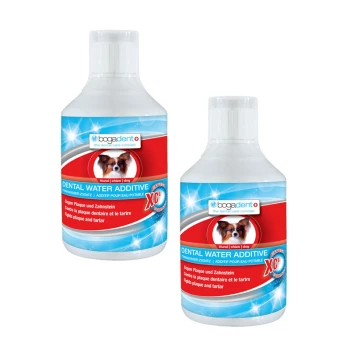 Deux bouteilles d'additif d'eau dentaire Bogadent pour chiens, présentant une image de chien, et un texte en plusieurs langues sur la lutte contre la plaque et le tartre.