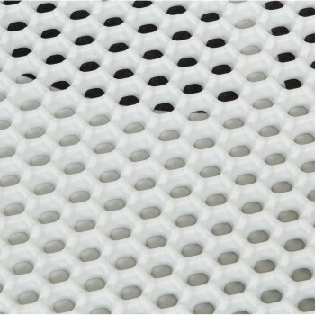 Nahaufnahme einer strukturierten weißen Tiermatte mit einem Wabenmuster und schwarzen Akzenten, entworfen für den Komfort und die Unterstützung von Haustieren.