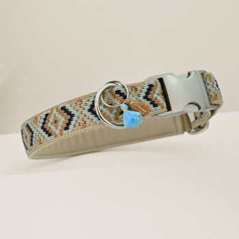 Stylische Haustierhalsband mit geometrischem Muster in Beige, Blau und Schwarz, mit einer silbernen Schnalle und dekorativen Quasten.