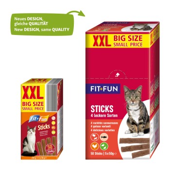 Zwei Verpackungen für Haustierleckerlis: linke Box 'XXL GROSSE GRÖSSE KLEINER PREIS' mit 'Fit+Fun Sticks'; rechte Box 'STICKS 4 leckere Sorten' mit '50 Sticks.'