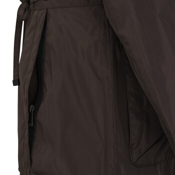 Eine Nahaufnahme einer braunen Haustierjacke, die eine Seitentasche mit Reißverschluss zeigt und die Stofftextur und Designdetails hervorhebt.