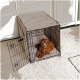 Eine gemütliche Hundekiste mit einer weichen grauen Matte, mit einem entspannten braunen Hund darin und einer offenen Tür, die zum Betreten einlädt.