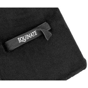 Schwarzes Haustierhandtuch mit einem Etikett, das "EQUINATE" liest.