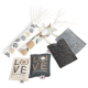 Eine Sammlung von Haustierspielzeugen, darunter zwei Stoffstäbe mit Quasten und drei quadratische Beutel, mit dem Wort 'LIEBE' in verschiedenen Designs.