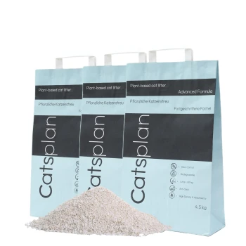 pflanzliches Katzenstreu - advanced 13,5 kg Drei Tüten Catsplan pflanzenbasiertes Katzenstreu, mit einem hellblauen Design und schwarzem Text, und einem Haufen Streu davor.