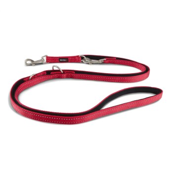Rote Wolters Hundeleine mit reflektierenden Nähten und Metallclips, aufgewickelt auf weißem Hintergrund gezeigt.