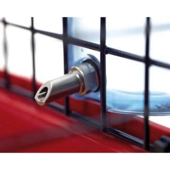 Nahaufnahme eines Wasserflaschenaufsatzes, der an einem Haustierkäfig befestigt ist, mit einem Metallauslauf und einer klaren Plastikflasche.
