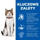 Tabby kot z białą klatką piersiową i czerwoną obrożą siedzi obok niebieskiego panelu podkreślającego korzyści dla zdrowia serca, nerek, trawienia i skóry.