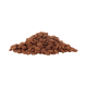 Ein Haufen brauner Haustierfutter-Kibble, mit kleinen, runden und ovalen Stückchen, vor einem weißen Hintergrund.
