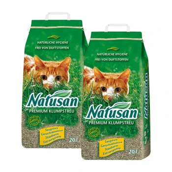 Zwei Beutel Natusan Premium Katzenstreu mit einer verspielten orangefarbenen Katze im Gras, die natürliche Hygiene und eine duftfreie Formel betont.