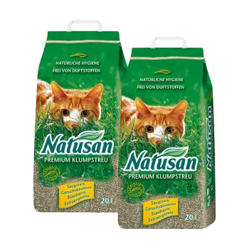 Zwei Beutel Natusan Premium Katzenstreu mit einer verspielten orangefarbenen Katze im Gras, die natürliche Hygiene und eine duftfreie Formel betont.