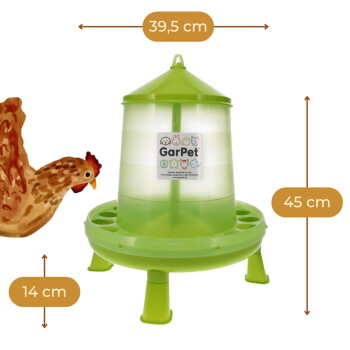 Grüner GarPet-Kunststoff-Hühnerfutterspender auf drei Füßen, daneben Hennen-Illustration; Maßangaben „39,5 cm“, „45 cm“ und „14 cm“.