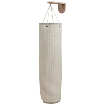 Sac d’escalade Climber de mini Griffoir pour chat beige suspendu avec un design cylindrique, fixé à un support mural en bois.