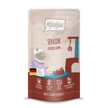 Nassfutter Katze Senior, Quetschie, Rind 12x125 g Beutel mit Mjamjam Senior Katzenfutter, das eine Cartoon-Katze in einem lila Kleid und einer Brille zeigt, beschriftet mit "Senior Leckeres Rind."