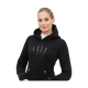 Eine Frau trägt einen schwarzen Hoodie mit einer Krone und dem Wort "SPOOKS" auf der Vorderseite, mit einer Kängurutasche.