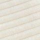 Nahaufnahme eines weichen, cremefarbenen Haustierbettes mit diagonalen Nähmustern.