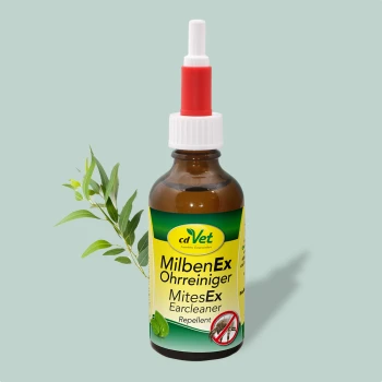 Flasche mit cdVet MilbenEx Ohrreiniger (MitesEx Earcleaner) mit einer roten Düse, als Abwehrmittel gekennzeichnet, neben grünen Blättern.