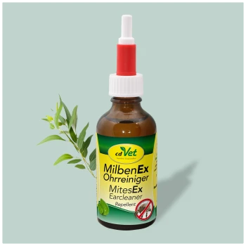 Flasche mit cdVet MilbenEx Ohrreiniger (MitesEx Earcleaner) mit einer roten Düse, als Abwehrmittel gekennzeichnet, neben grünen Blättern.