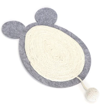 Graue Filz-Kratzmatte für Haustiere in Form einer Maus, mit einem gewickelten Sisalzentrum und einem baumelnden Pom-Pom-Spielzeug.