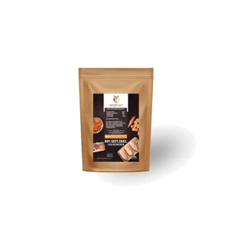 Eine braune Tierleckerlitasche mit der Aufschrift "WILDFANG 80% Geflügel Leckerli", die Bilder von Hühnerleckerlis und Zutaten wie Süßkartoffeln zeigt.