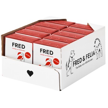 Eine Schachtel mit Hundefutter, beschriftet mit 'FRED JUNIOR' in roter Verpackung, mit einer Illustration von Hund und Katze und dem Text 'Tierliebe vom Allerfeinsten.'