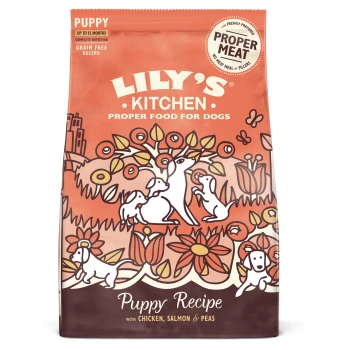 Lily's Kitchen Puppy Recipe Hundefutterbeutel mit verspielten Illustrationen von Hunden und Blumen, beschriftet mit 'mit Huhn, Lachs & Erbsen.'