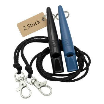 Zwei ACME-Hundepfeifen (schwarz und blau) an schwarzen Halsbändern mit Metallverschluss und Etikett mit der Aufschrift '2 Stück'