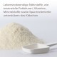 Ein Haufen weißes Pulver mit einem weißen Messlöffel daneben, begleitet von einem Text, der besagt, dass essentielle Nährstoffe Kätzchen unterstützen.