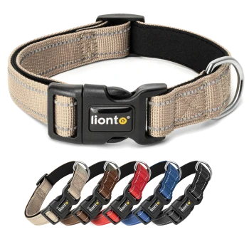 Beige Haustierhalsband mit einer schwarzen Schnalle und einem metallischen D-Ring, mit einem gewebten Design und dem Markennamen "lionto" auf der Schnalle.