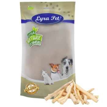 Lyra Pet Hundeleckerlitasche mit dem Text "Lyra Nature Power" und Bildern eines weißen Hundes, eines braunen Hundes und eines Hundes mit blauen Augen, mit Kaustangen davor.