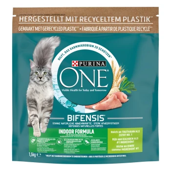Eine Purina ONE Katzenfuttertüte mit einer grauen Katze, beschriftet mit "BIFENSIS® Indoor Formula", die natürliche Abwehrkräfte und sichtbare Gesundheit betont.