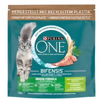 Eine Purina ONE Katzenfuttertüte mit einer grauen Katze, beschriftet mit "BIFENSIS® Indoor Formula", die natürliche Abwehrkräfte und sichtbare Gesundheit betont.