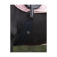 Nahaufnahme der Seite eines schwarzen Pferdes mit einem schwarzen Sattelgurt mit einem Logo, und einem rosa Sattelpad, das teilweise sichtbar ist.