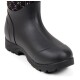 Schwarzer Gummistiefel mit einer strukturierten Sohle, ausgestattet mit einem glatten Obermaterial und einem gemusterten Stoffschaft.