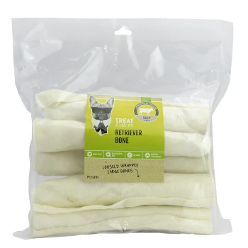 Eine durchsichtige Tüte enthält Retrieverknochen mit der Aufschrift "Treat Caters Retriever Bone" mit "Großartiger Geschmack", "Rindfleischprotein", "Kein Getreide" und "Zahngesundheit."