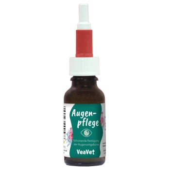 Braune Flasche mit Augenpflege-Lösung für Haustiere mit einem roten Tropferdeckel, umgeben von Wasserspritzern, beschriftet "Augenpflege Eye care."