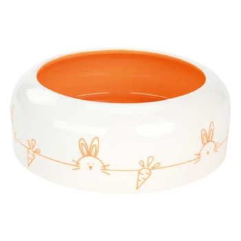 Bol pour animaux en céramique avec un intérieur orange et un extérieur blanc, présentant un design ludique de lapins et de carottes.