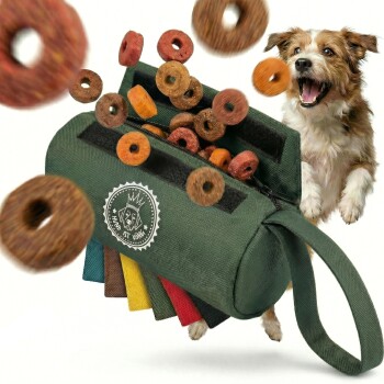 Eine grüne Leckerlitasche für Haustiere mit einem Logo, das einen Hund zeigt, umgeben von kleinen runden Hundeleckerlis, die verschiedene Farboptionen an der Seite zeigen.