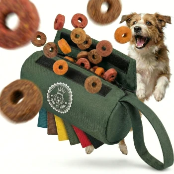 Eine grüne Leckerlitasche für Haustiere mit einem Logo, das einen Hund zeigt, umgeben von kleinen runden Hundeleckerlis, die verschiedene Farboptionen an der Seite zeigen.