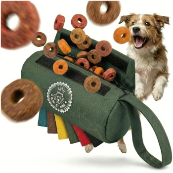 Eine grüne Leckerlitasche für Haustiere mit einem Logo, das einen Hund zeigt, umgeben von kleinen runden Hundeleckerlis, die verschiedene Farboptionen an der Seite zeigen.