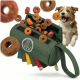 Eine grüne Leckerlitasche für Haustiere mit einem Logo, das einen Hund zeigt, umgeben von kleinen runden Hundeleckerlis, die verschiedene Farboptionen an der Seite zeigen.